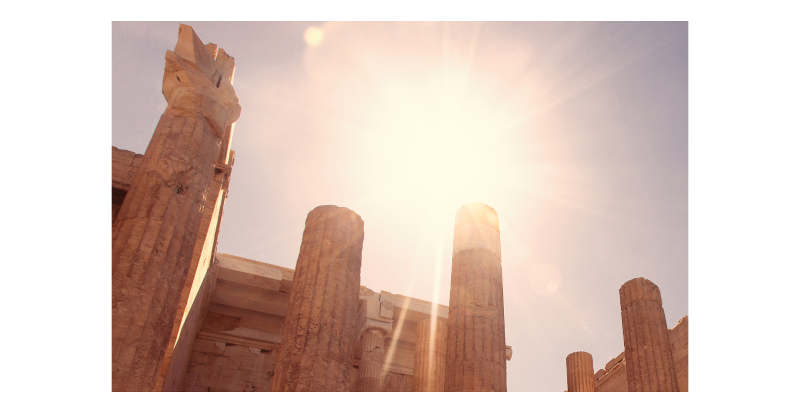 Die Sonne strahlt durch ein antikes griechisches Gebäude