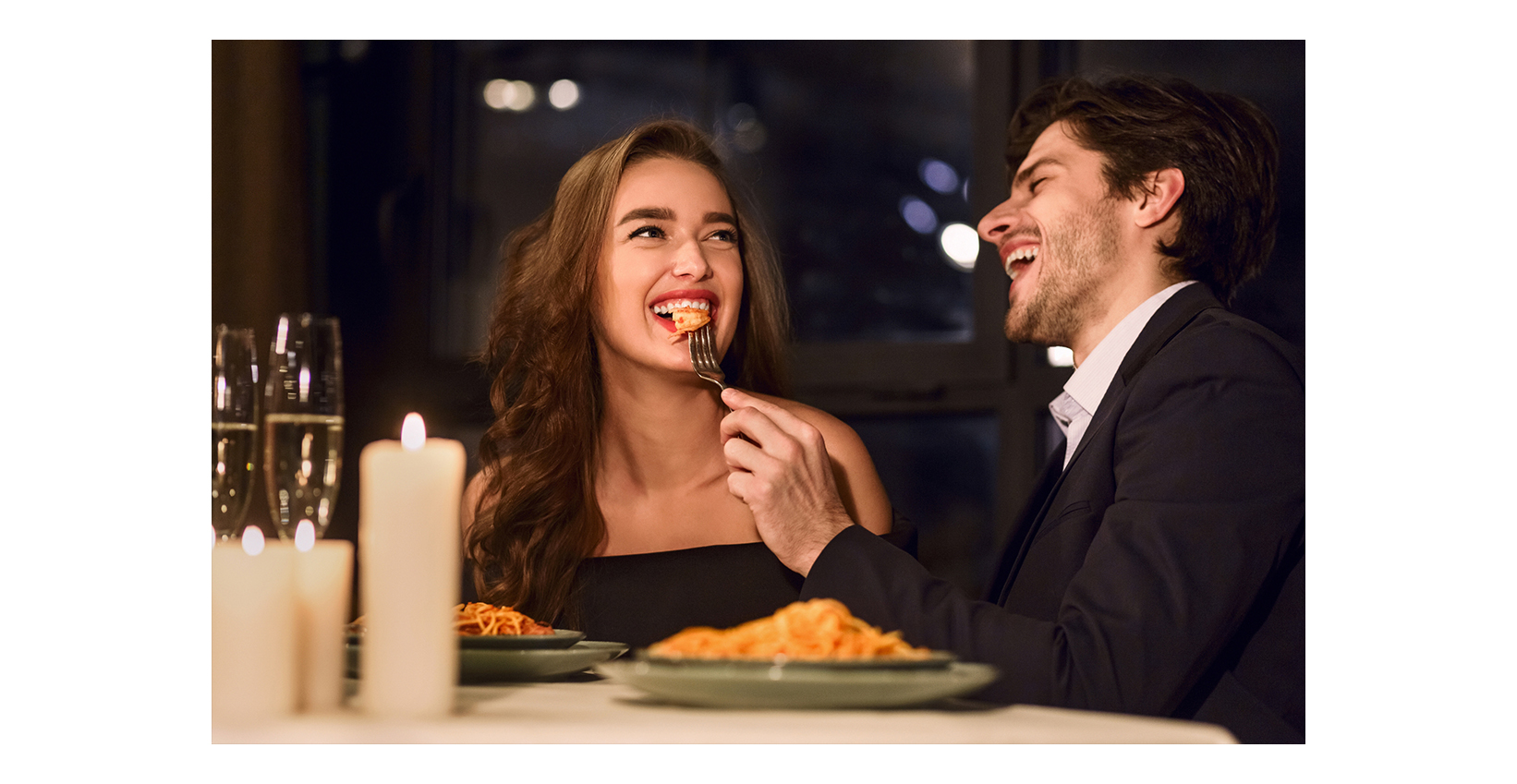 Ein Paar isst in einem Restaurant und lacht